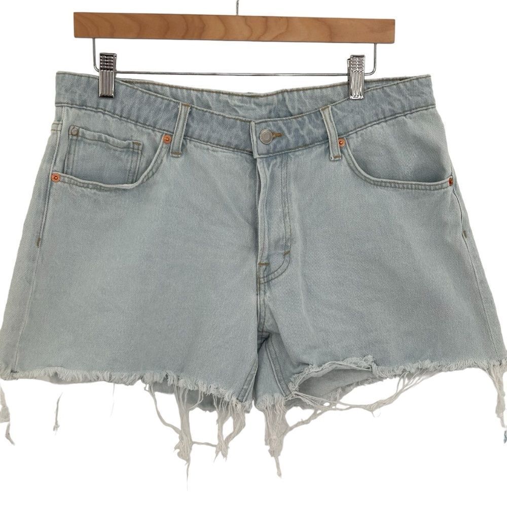 H&M divided light wash 90’d boyfriend low rise slouchy cut off shorts size 8